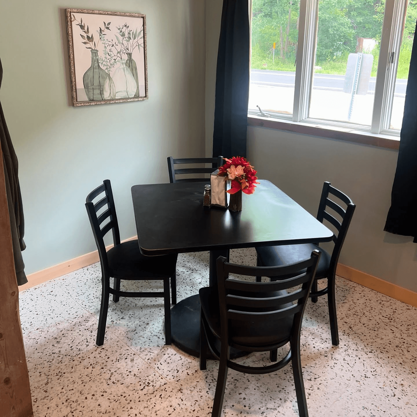 Cozy Dining for Everyone