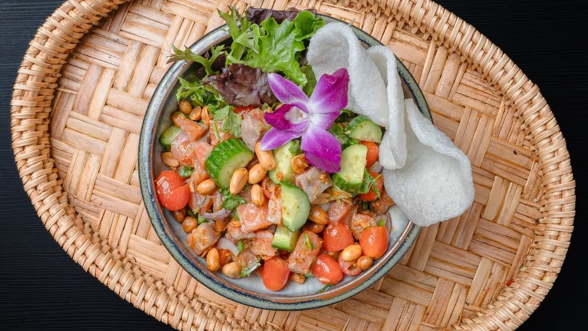 Larb Salmon ລາບປາແຊວມອມ.