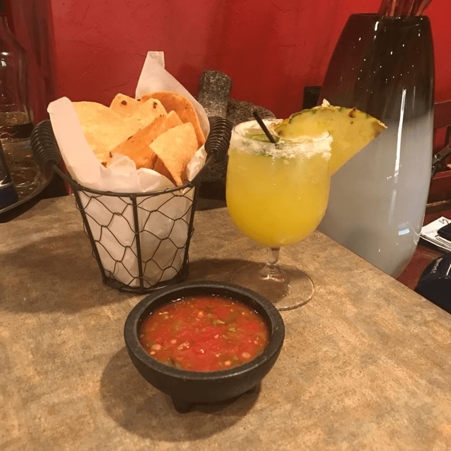 Raise a Glass at La Olla Mexican Cafe! 🍹🍻