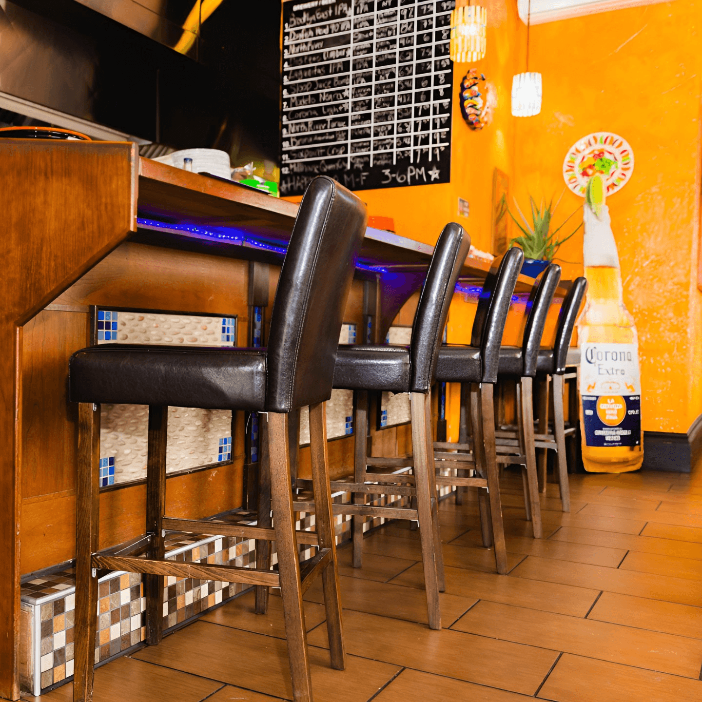 Relaxed Dining, Vibrant Atmosphere