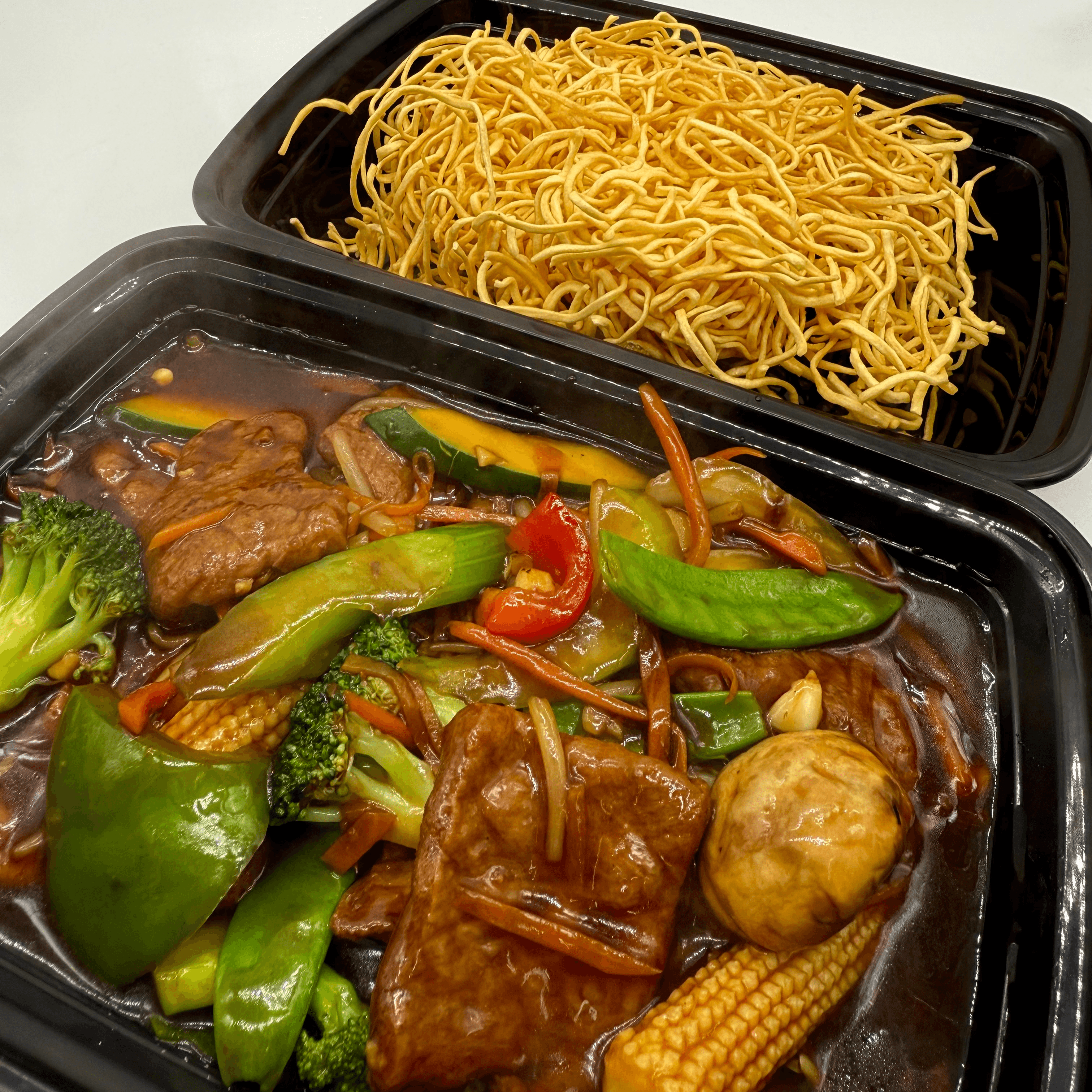 Crispy fried noodles with vegetarian chicken.