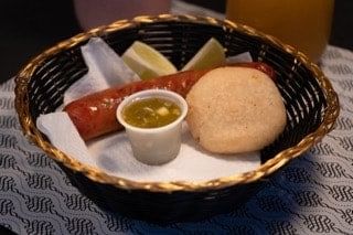 Chorizo con arepa.