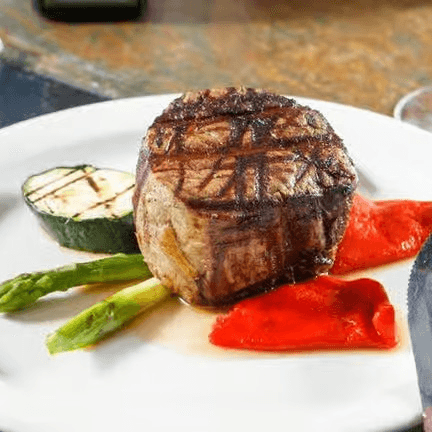 Medallon De Lomo Argentino 10 Oz a La Parrilla Con Vegetales Grillados.