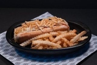 Perro caliente con papa fritas / hot dog with French fries.