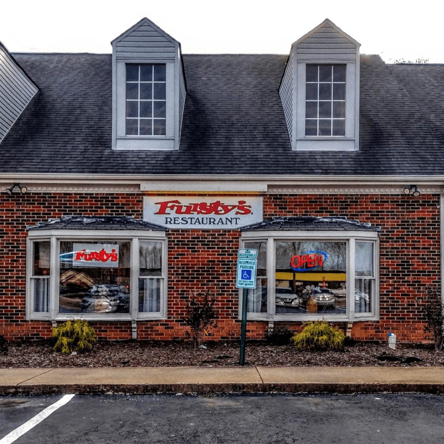 Welcome to Fursty's Restaurant 🍕 