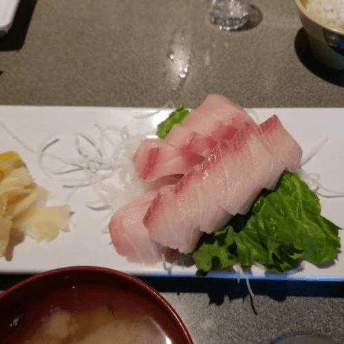 Hamachi sushi (2pcs).