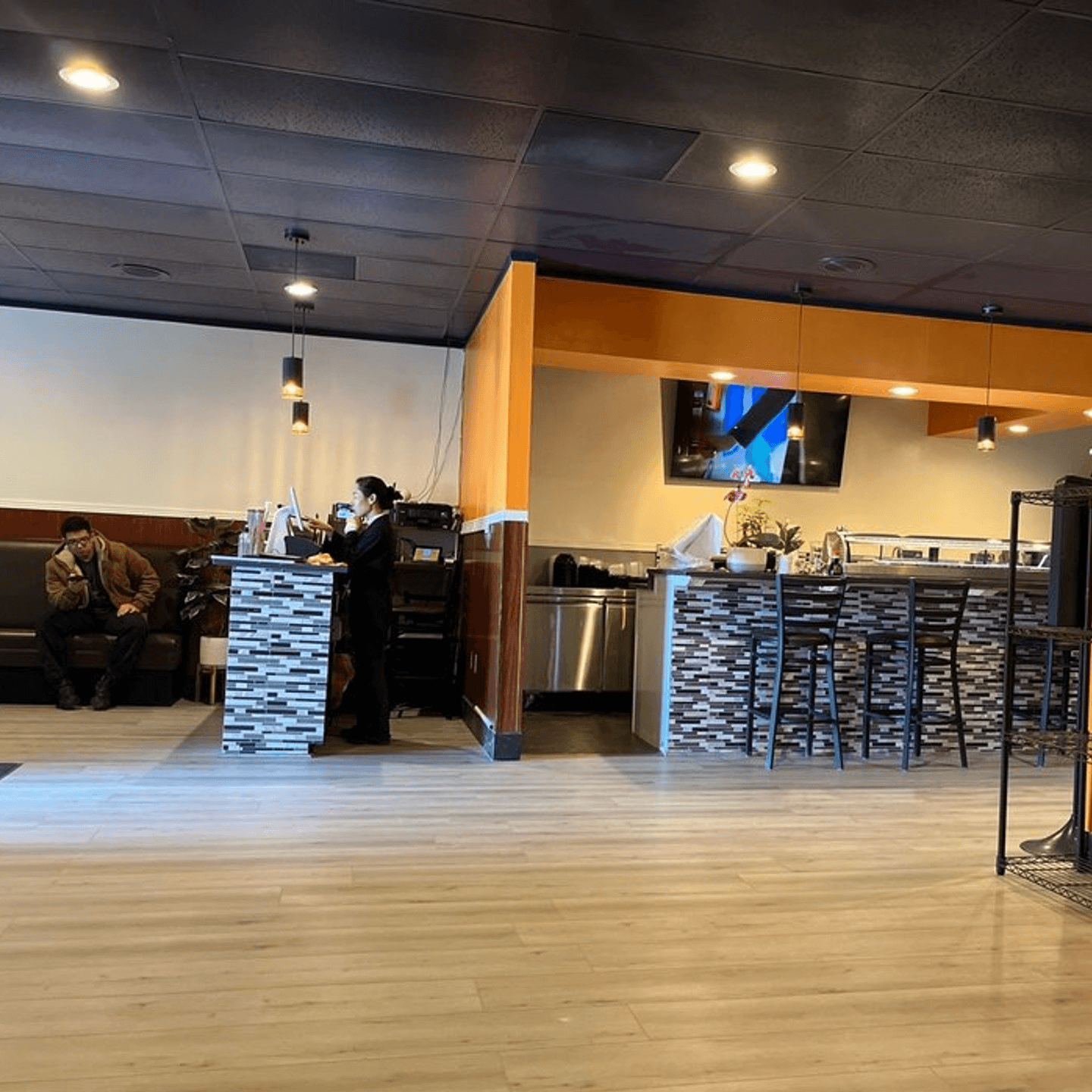 Delicious Food, Simple Surroundings