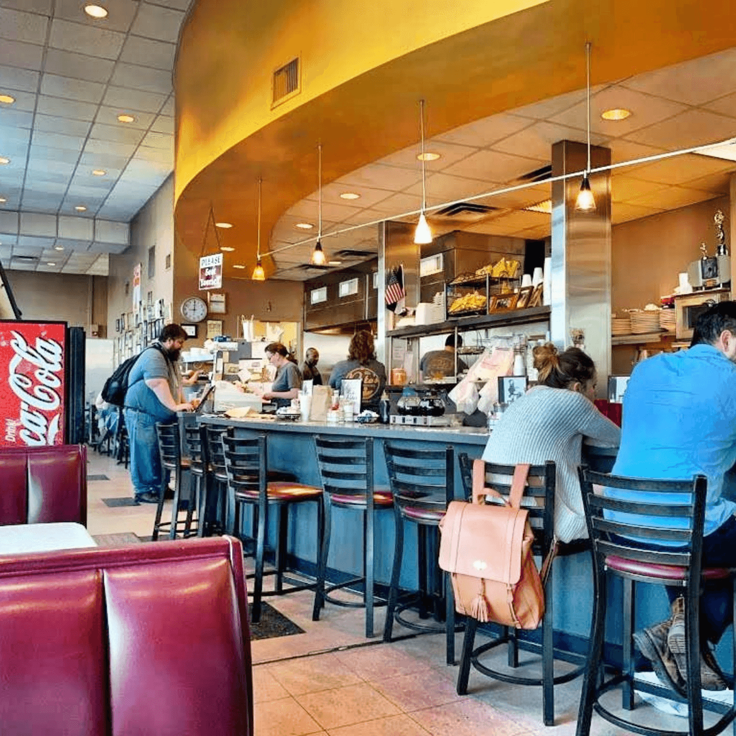 A Cozy Spot for Everyone 🍽️👨‍👩‍👧‍👦
