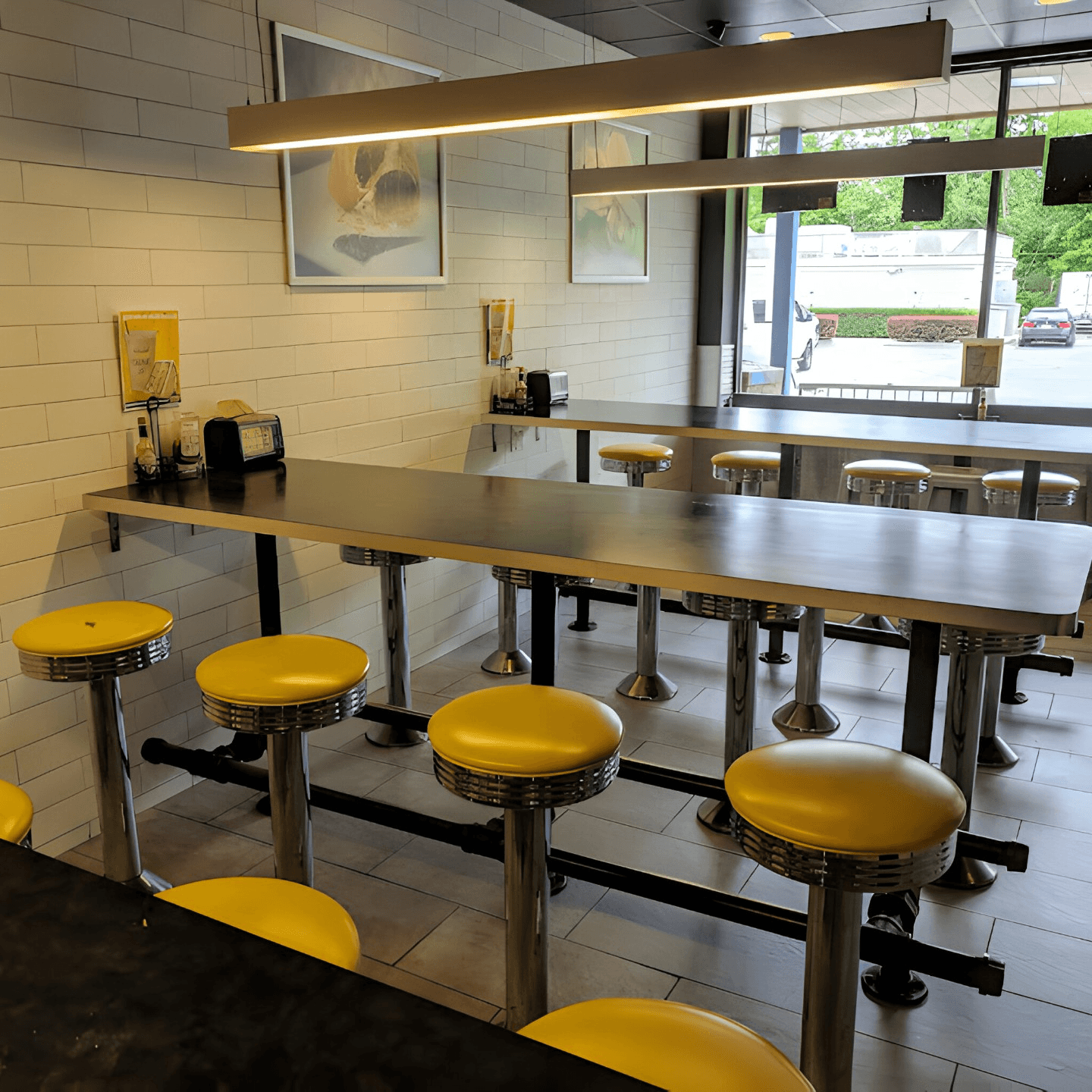 Fast, Casual, Family-Friendly Vibe 👨‍👩‍👧‍👦