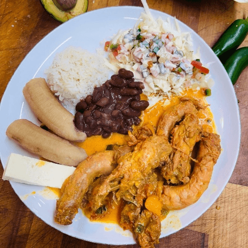 Almuerzo con Menudo/Tripe Stew lunch.