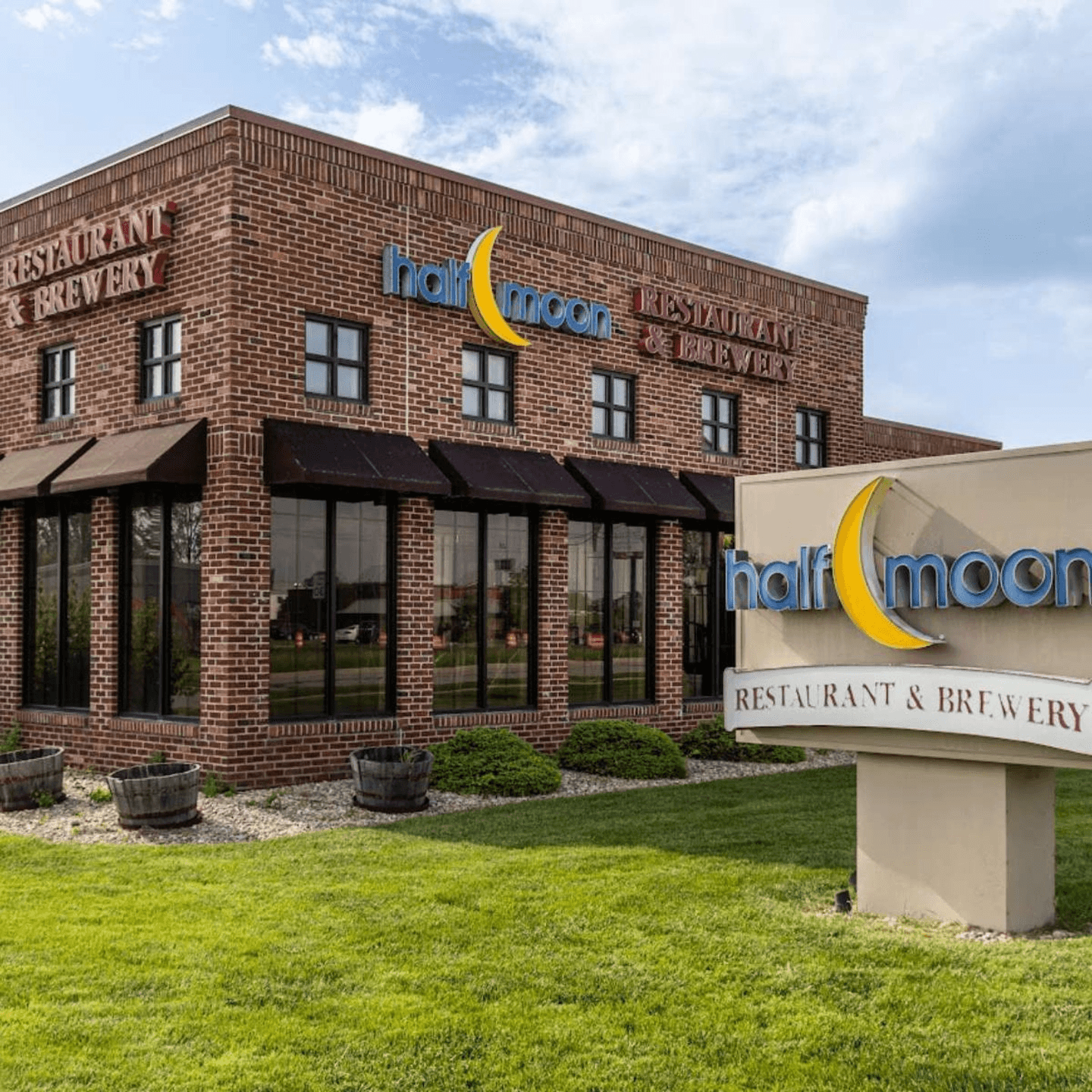 Welcome to Half Moon Restaurant & Brewery