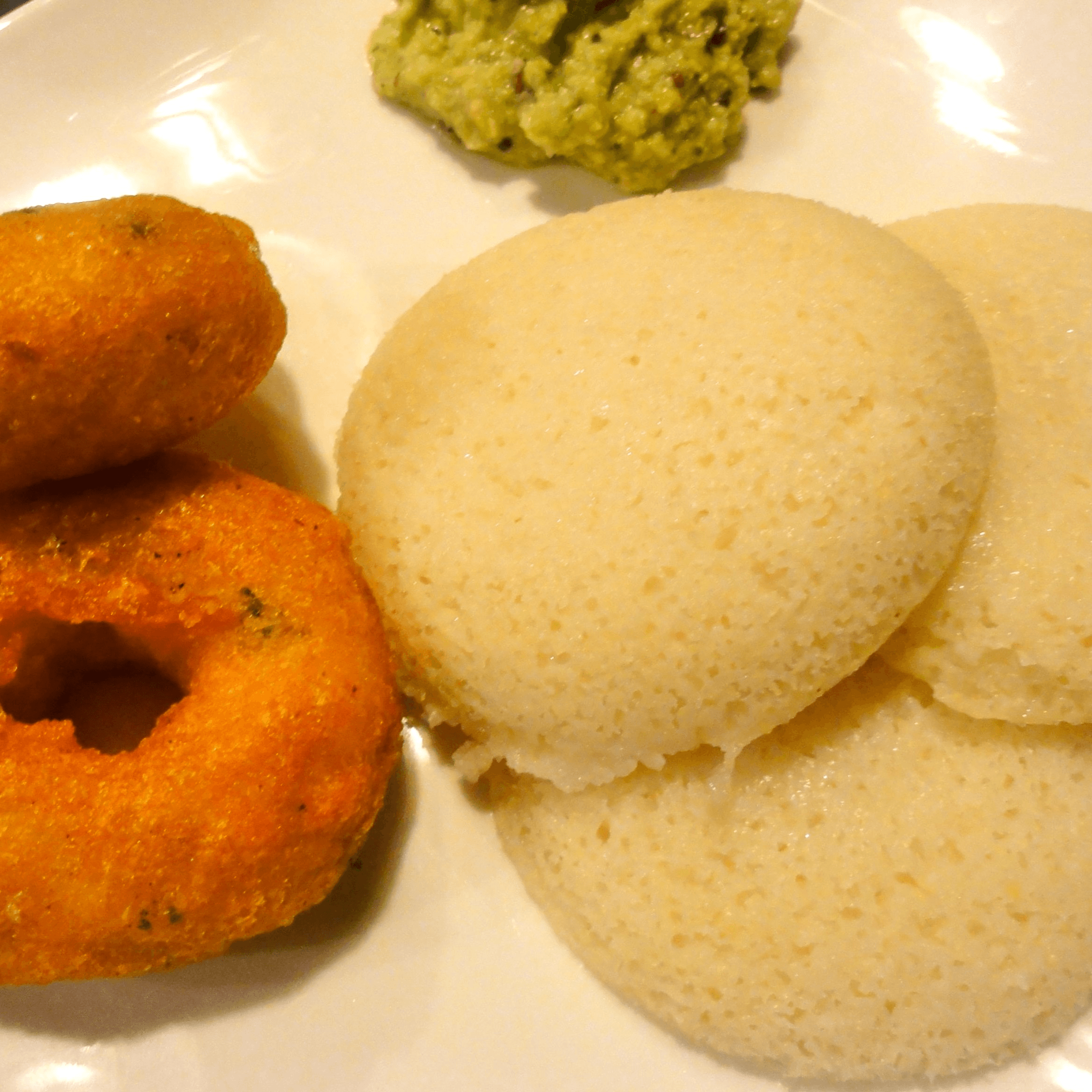 Veg Appetizer Combo - Idli 3 pcs & Medu Vada 2 pcs.
