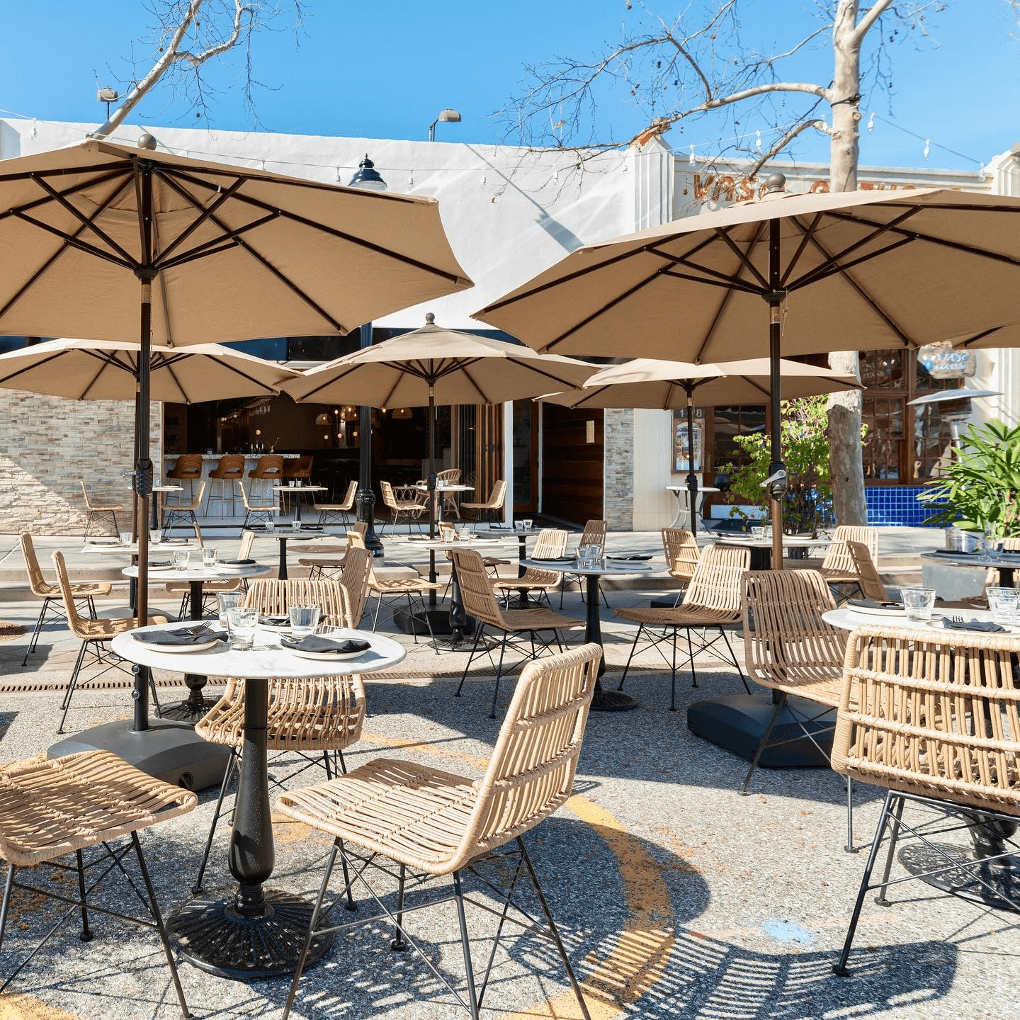 Dine-In & Outdoor Seating 