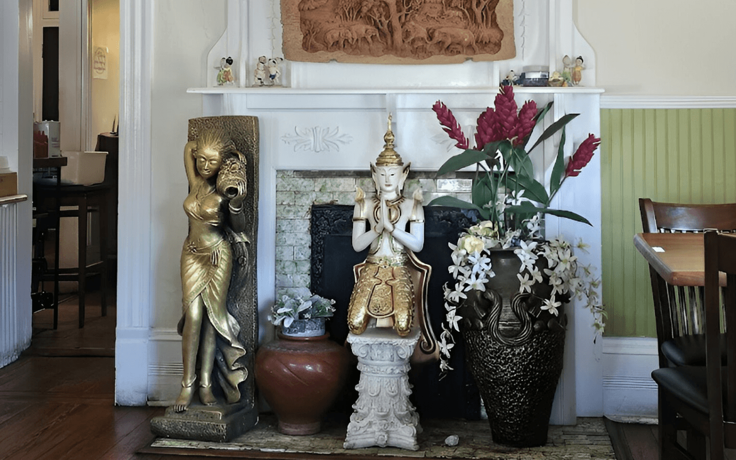 Dining in Timeless Victorian Elegance