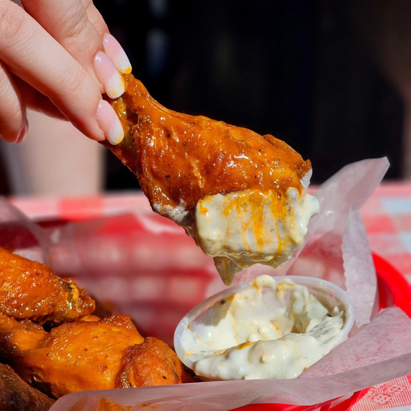 Buffalo wings with sauce