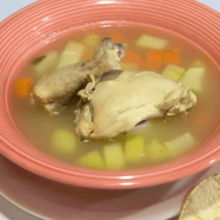 Caldo de pollo.