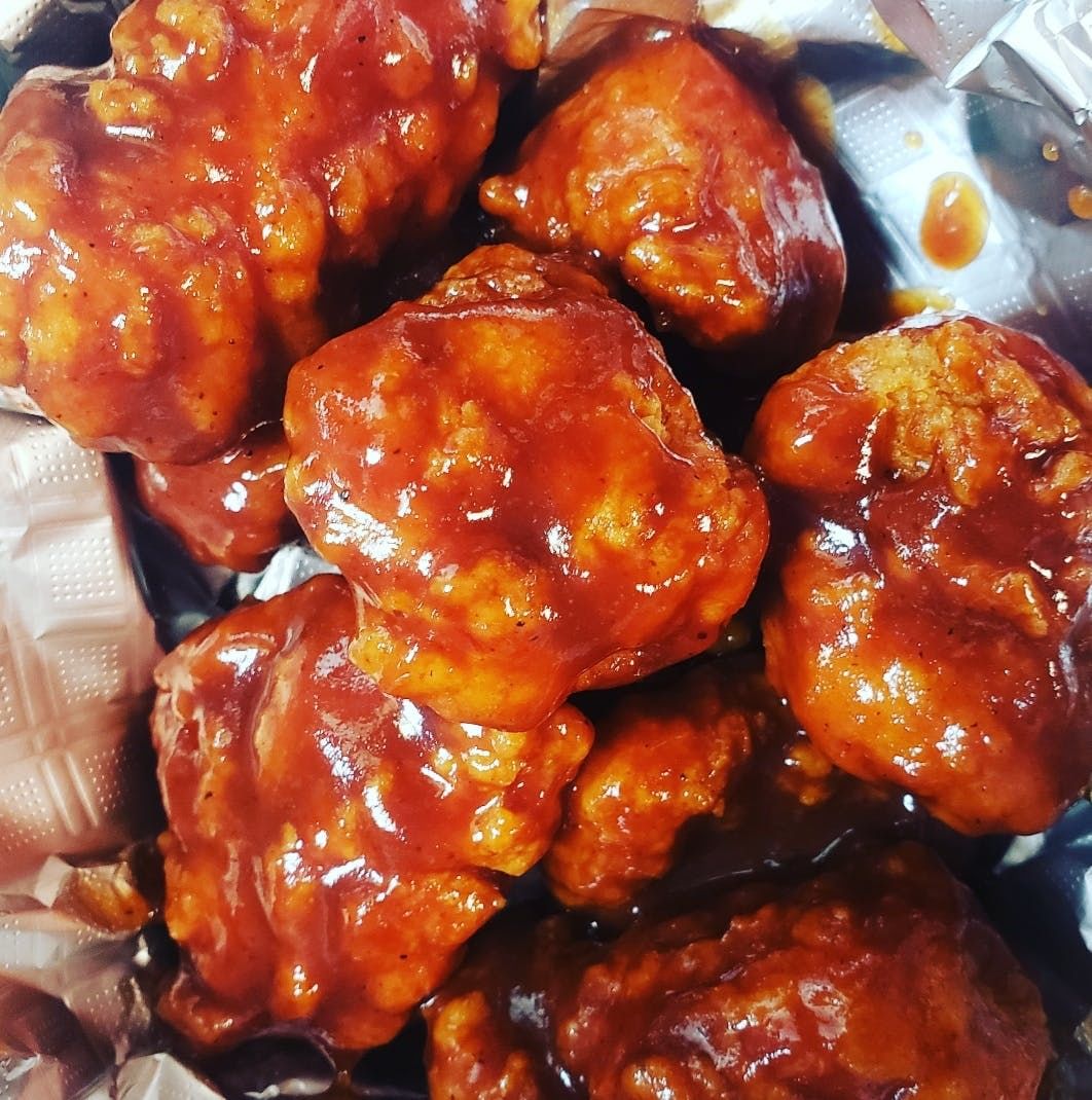Boneless buffalo wings (10 pieces).