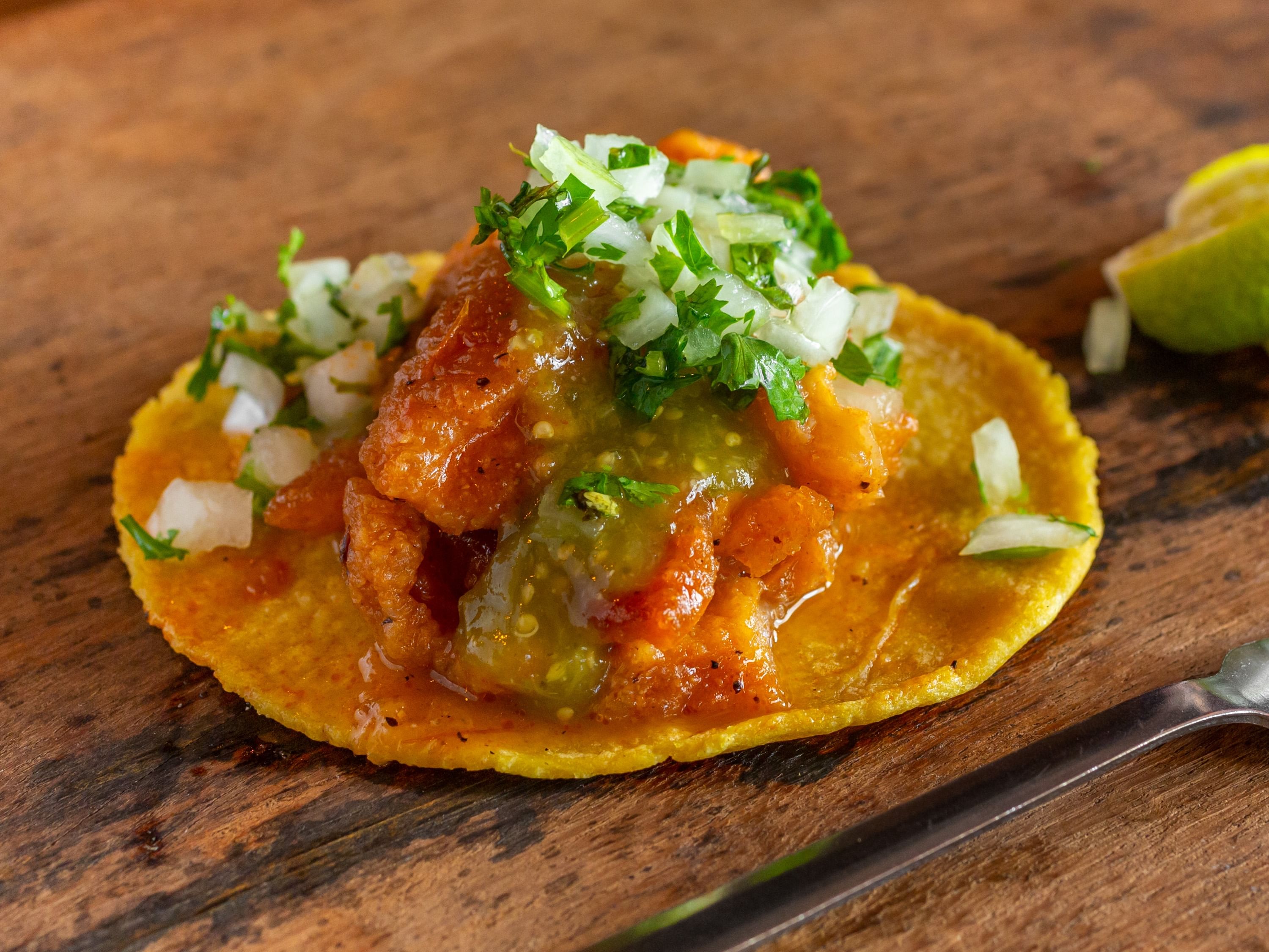 Taco Chicharron en Salsa Roja.