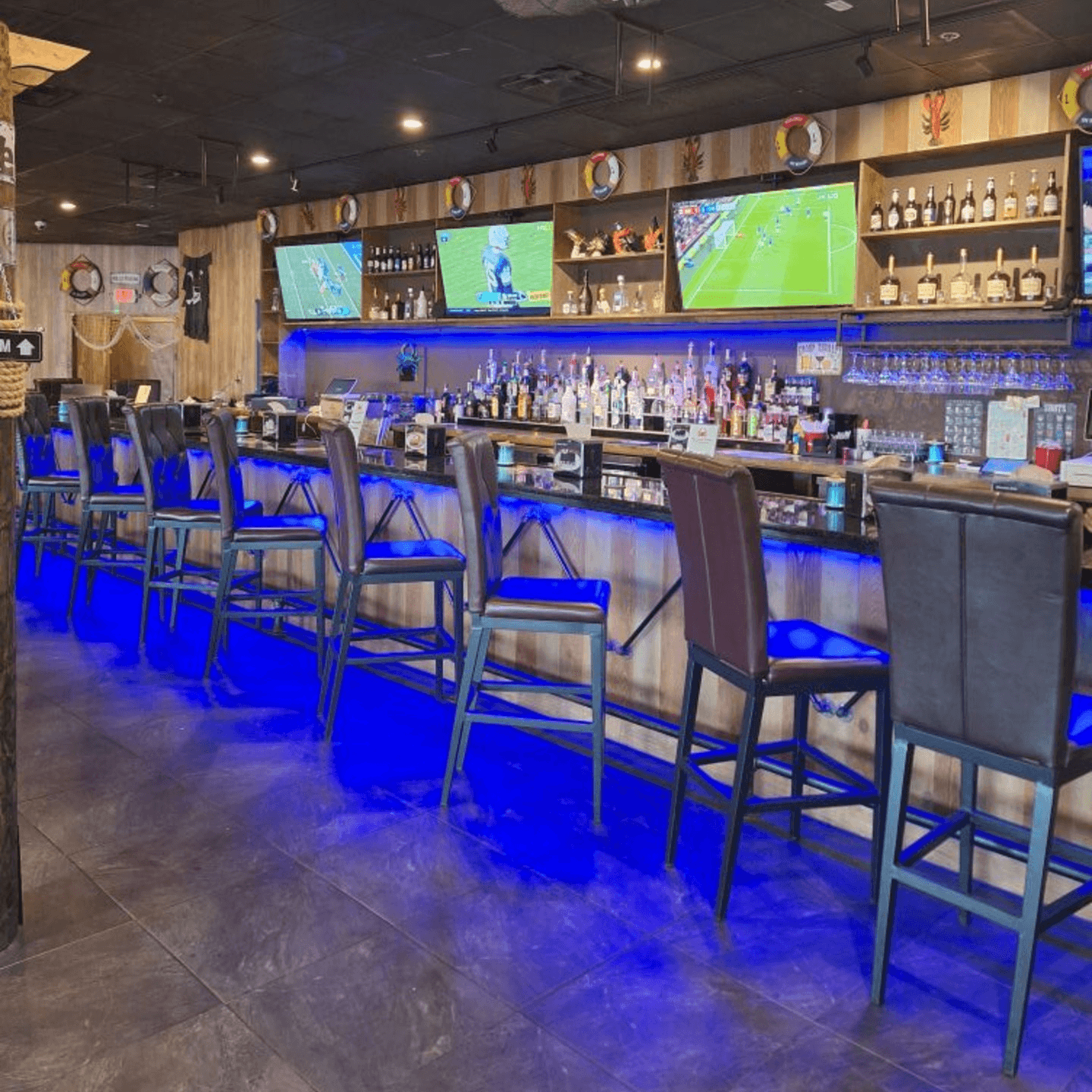 Lively Bar & Happy Hour Specials 🍹