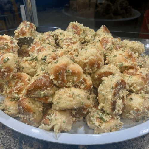 6 Pieces Garlic Knots.