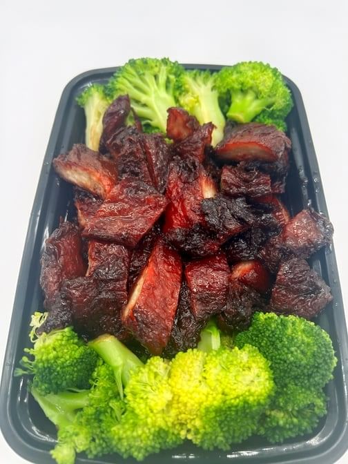 Boneless ribs with steamed broccoli.