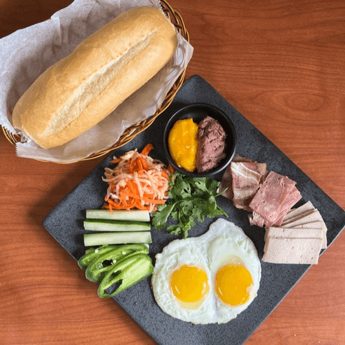 6. Le Sunny-Side Up Egg Platter | Ốp La.