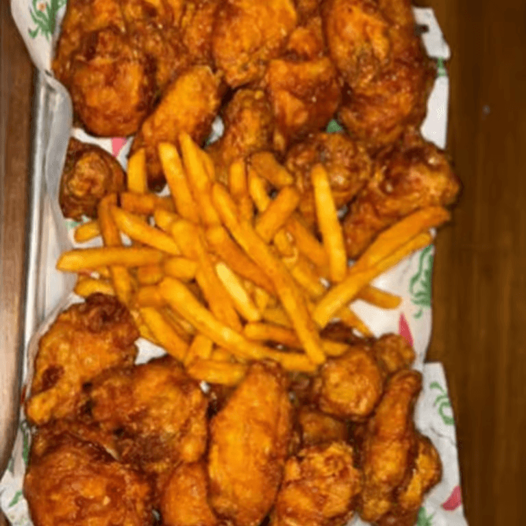 Small Combo (8 Wings, 4 Drumsticks & Fries).