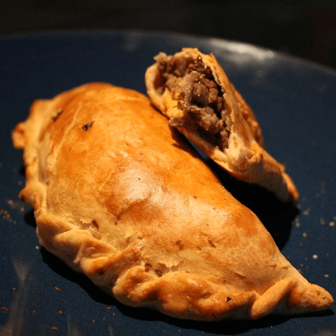 Empanada Carne Cortada a Cuchillo.