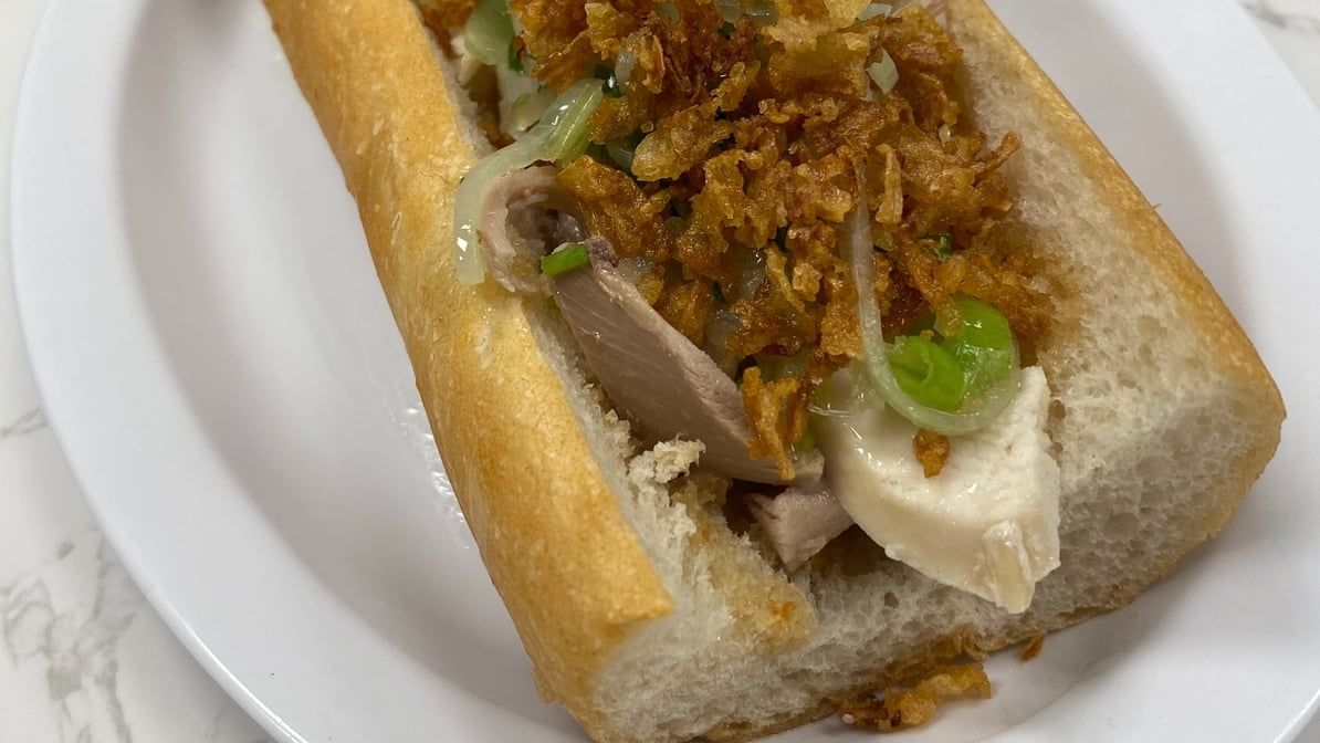 S3: Pho Binh Steamed Chicken Sandwich - Banh Mi Ga Dac Biet.