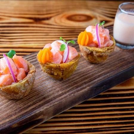 Ceviche De Salmon en Canasta De Toston.