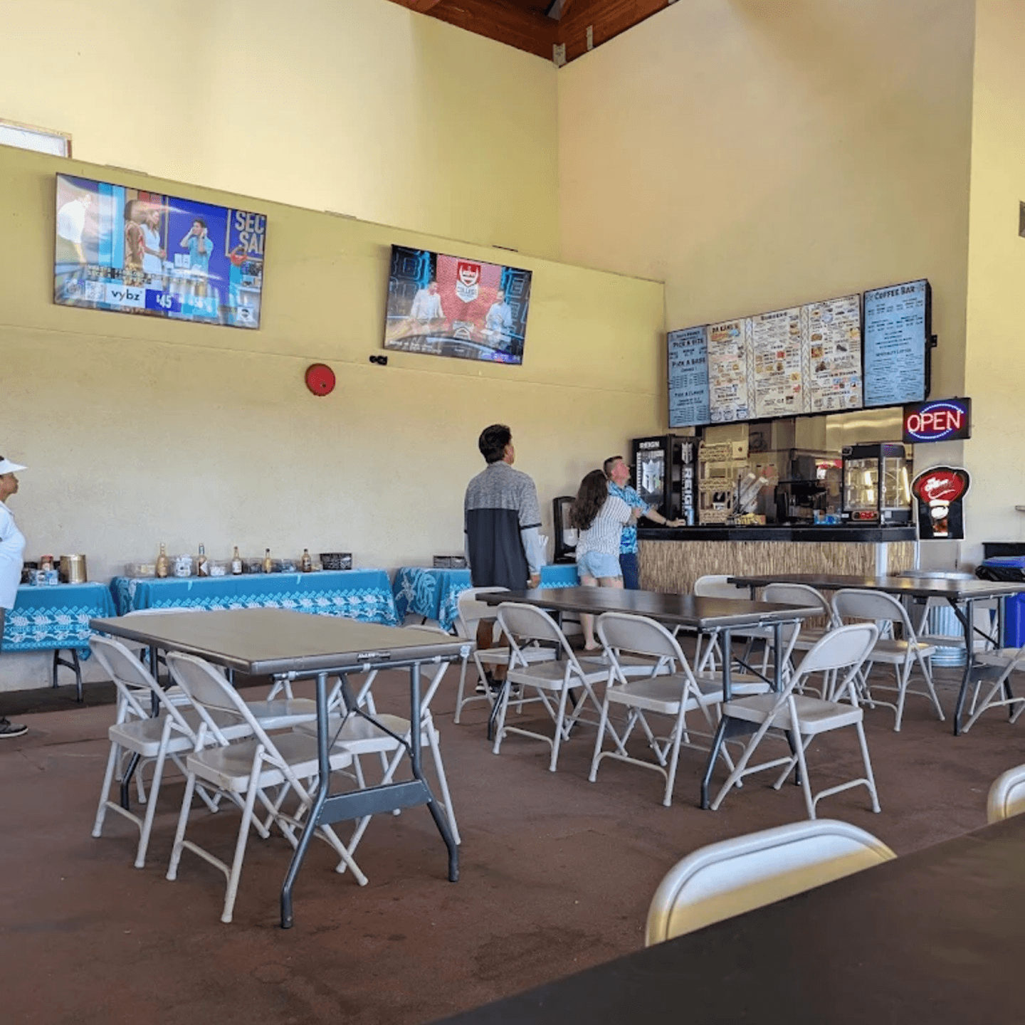 Casual Dining with Island Charm 🏝️