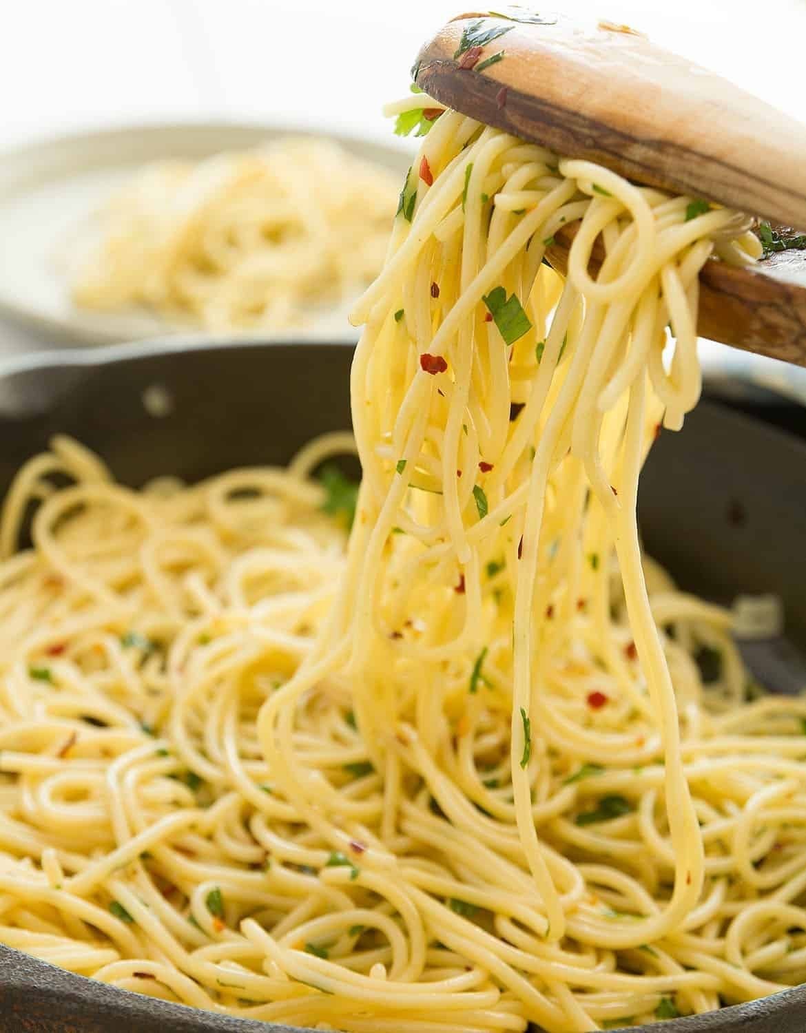 Spaghetti with garlic butter sauce.