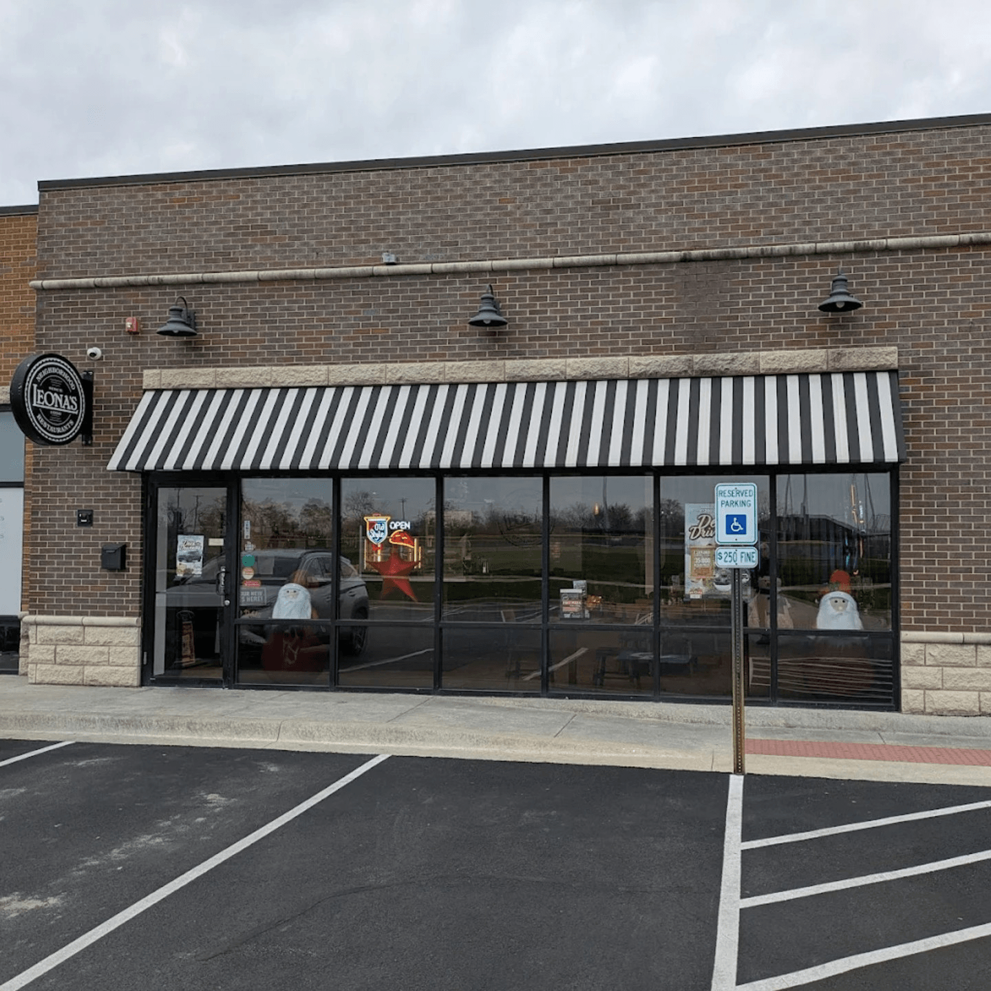 Leona’s Pizzeria – Lyons