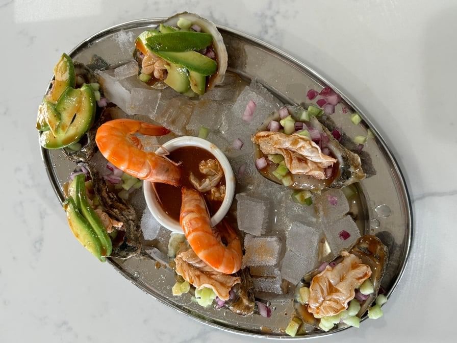 Ostiones en Su Concha / Oysters in Their Shell.