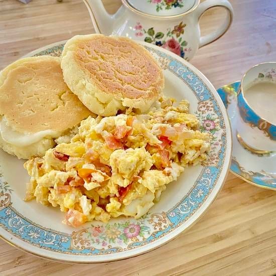 Huevos Pericos Con Arepas De Queso.