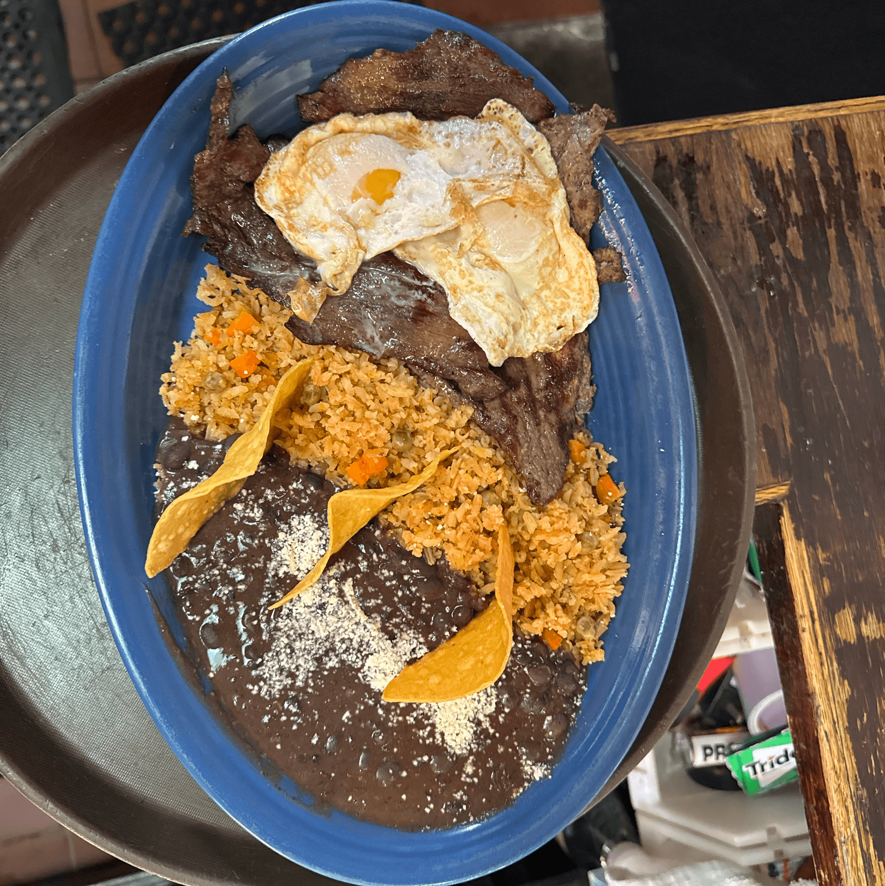 2 huevos fritos con bistec asado.