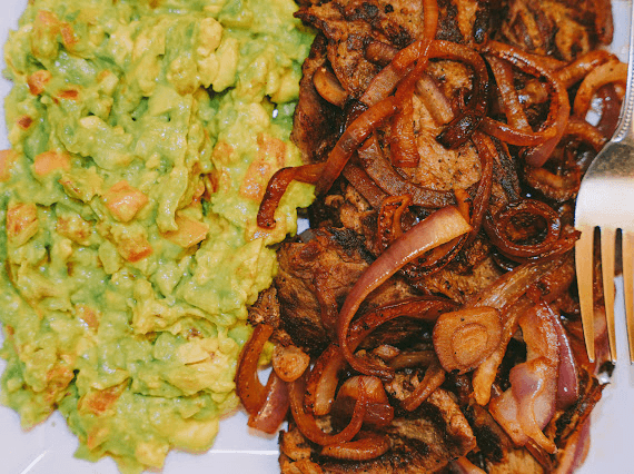 Avocado Con Bistec Encebollado.