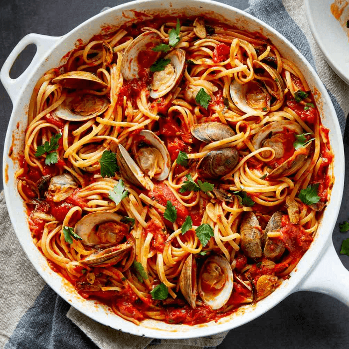 Spaghetti in Red or White Clam Sauce