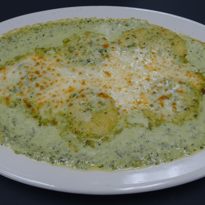Chesses raviolis with Chicken and Pesto sauce.