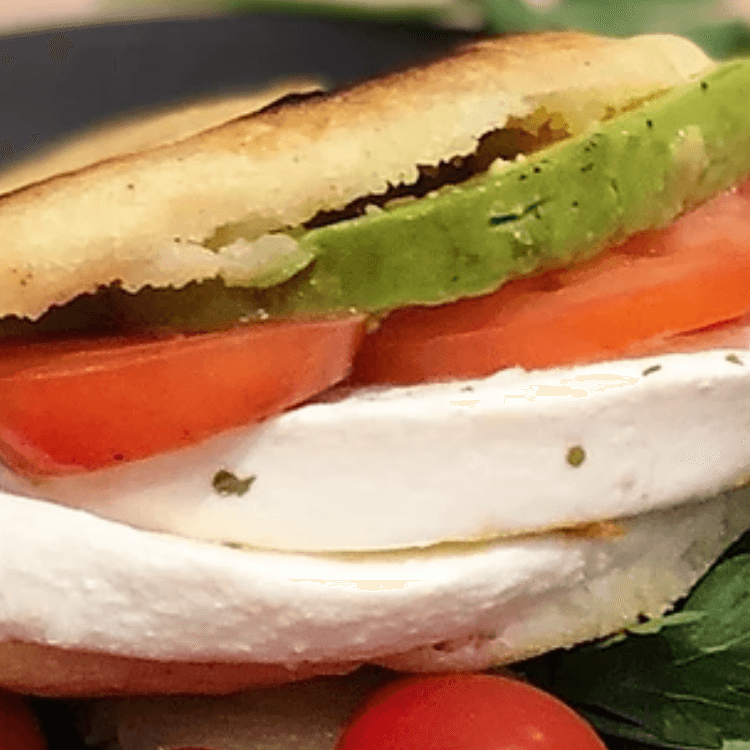 Aguacate, Tomate y Queso Blanco Arepa