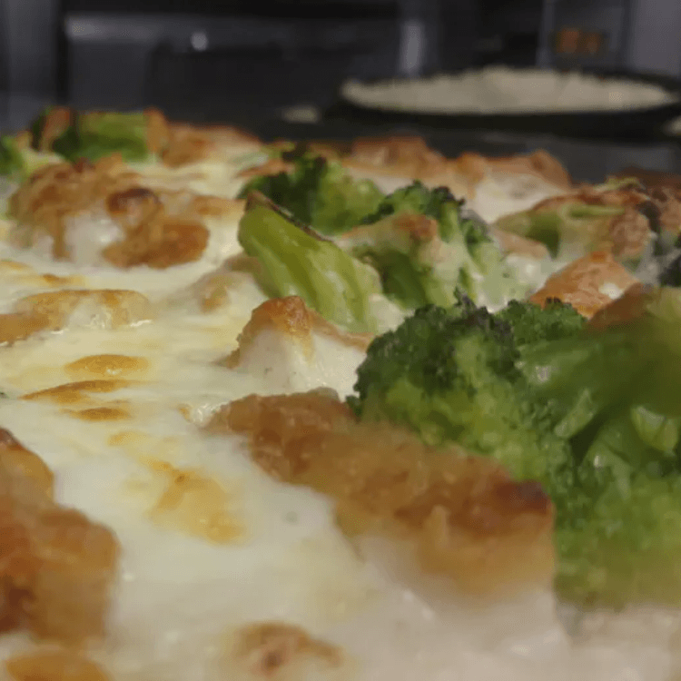 Chicken Broccoli Alfredo Pizza (Large 16")