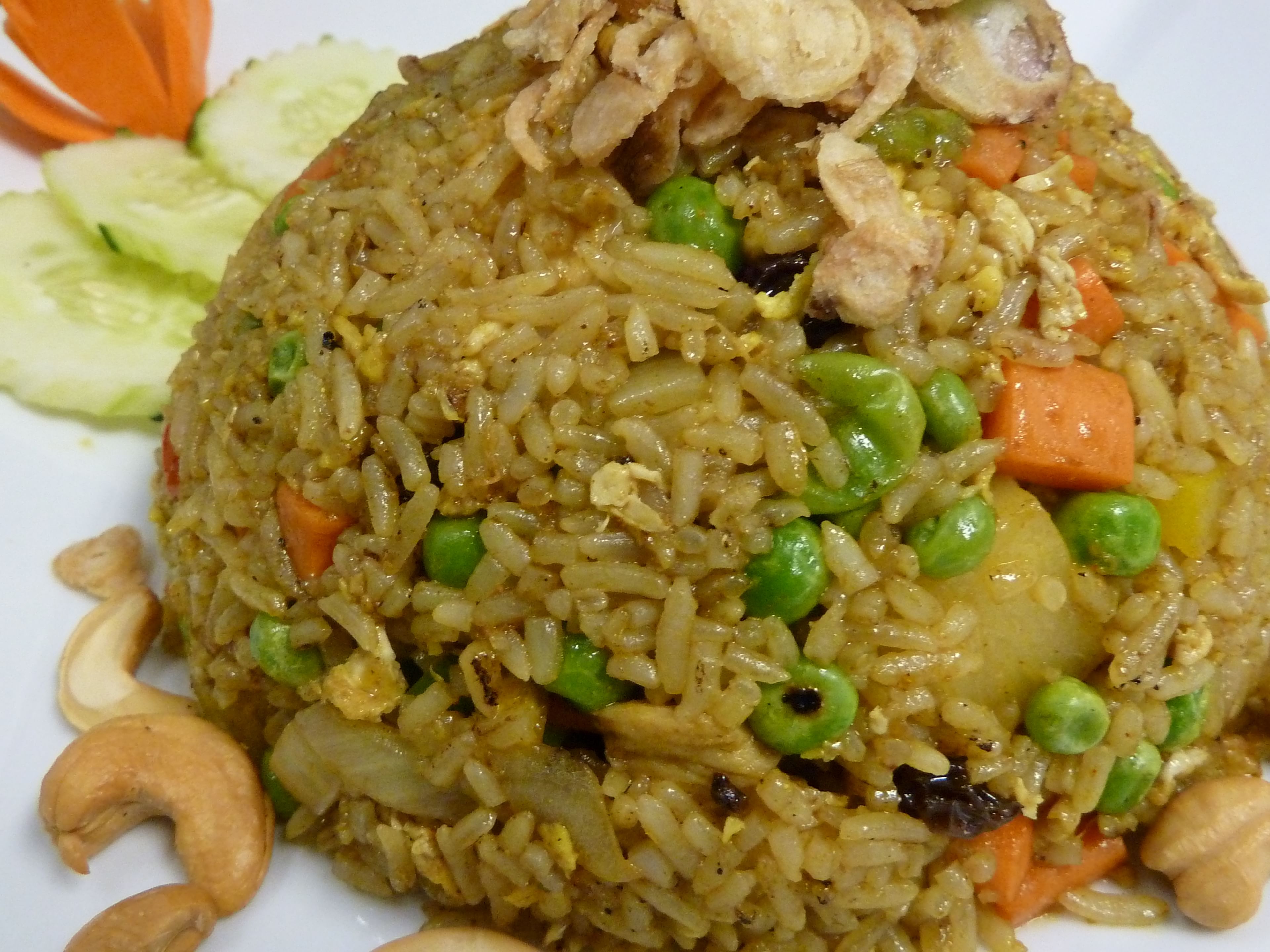 Caow-Pad Phong Kari (Curry and Pineapple Fried Rice)