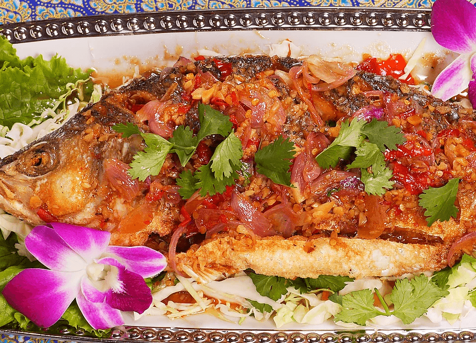 60. Fried Whole Fish with Spicy Sauce/揚げ魚のスパイシーソース添え