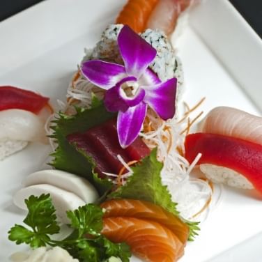 Sushi & Sashimi Dluxe.