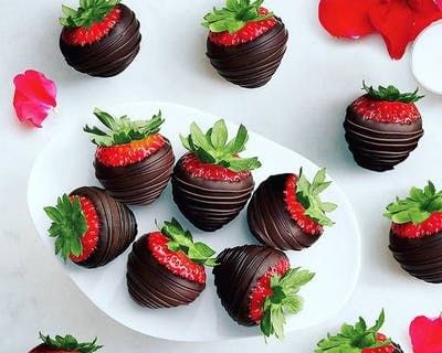6 Chocolate Dipped Strawberry