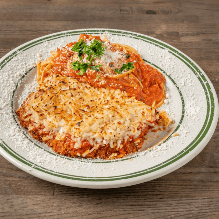 Pasta De Pollo a La Parmesana.