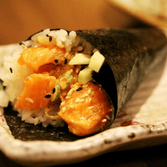 Spicy Salmon Handroll🌶️.
