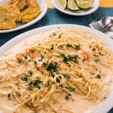 Spaghetti Con Camarones en Crema Blanca