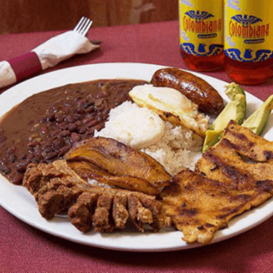 Bandeja El Bochinche (arroz, frijoles, chicharron, chorizo, carde de cerdo, maduro, arepa y huevo frito)