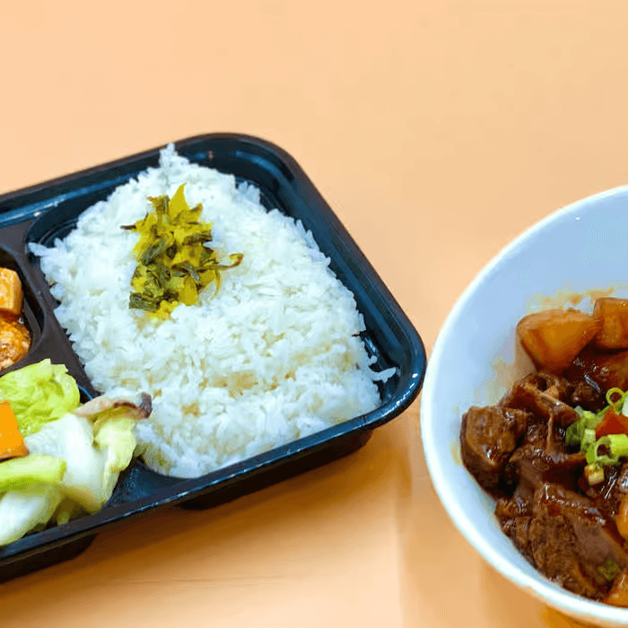B04. Braised Beef Bento 紅燒牛腩便當.